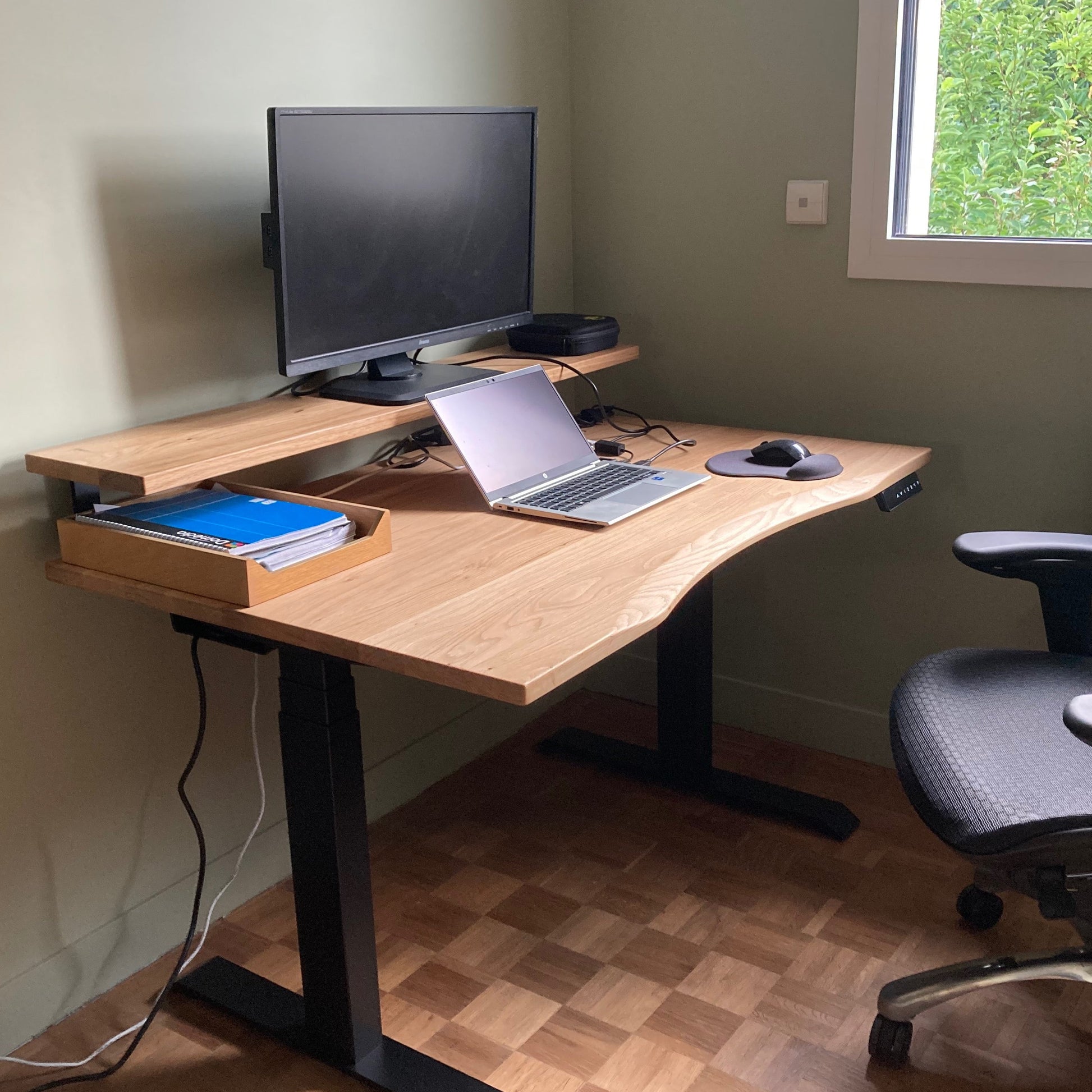 ErgoHide solid oak desk surface grain detail